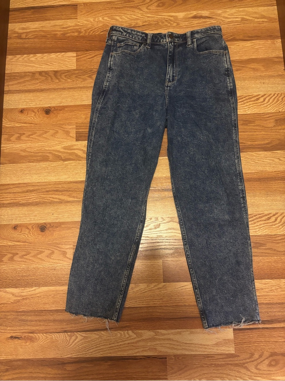 Hollister Ultra High-Rise Mom Jeans size 30x27, 11R raw hem